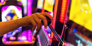Filipino player completing a PHP deposit on 777taya mobile browser